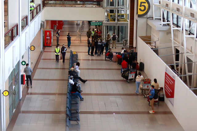 Funcionarios de la DGAC llaman al cierre del aeropuerto por alza de contagios