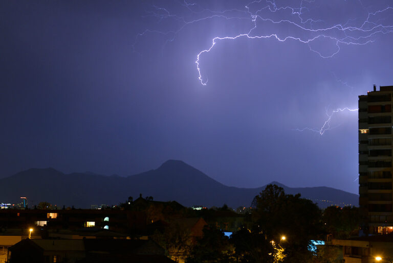 10 comunas de la RM en alerta temprana preventiva por posibles tormentas eléctricas para este viernes