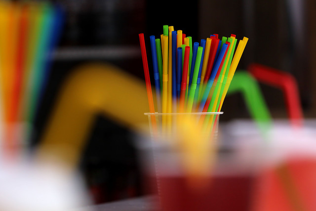 Pasó a tercer trámite: Aprueban proyecto que prohíbe entrega de utensilios plásticos de 