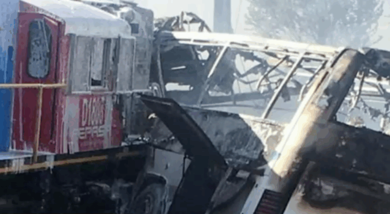 Dos fallecidos tras colisión entre microbús y locomotora en Cabrero