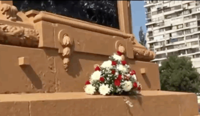 Ministro de Defensa dejó ofrenda en estatua del General Baquedano como un 