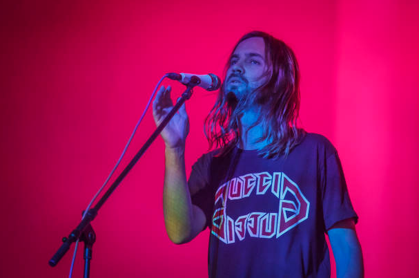 Tame Impala realizó dos conciertos como retorno a los espacios cerrados en Australia