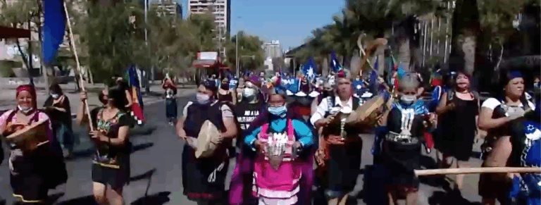 Mujeres mapuche realizan marcha por la Alameda por el Día de la Mujer
