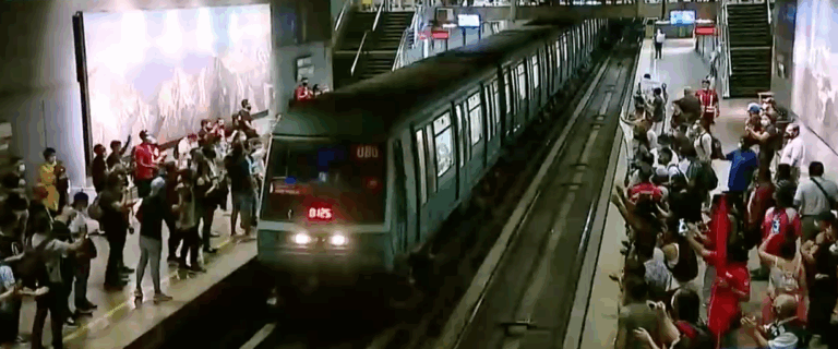 Trabajadores de Metro protestaron en el andén de estación Moneda