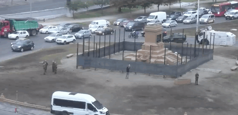 Plaza Italia amaneció con círculo perimetral para proteger base de la estatua a Baquedano