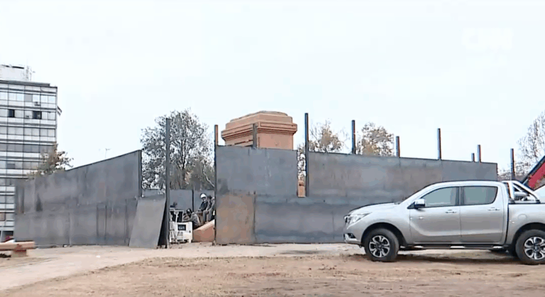 Avanzan obras en el muro de Plaza Baquedano: Pared de acero tendrá 3 metros de altura