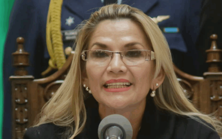 Hija de Jeanine Áñez denuncia que su madre sufrió descompensación y no ha sido trasladada a un hospital