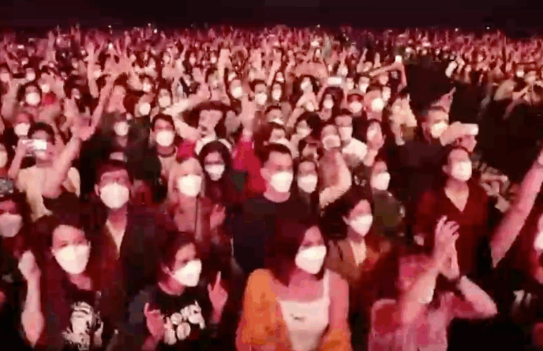 Sin distancia física y con mascarilla: Realizan el primer concierto masivo durante la pandemia en España