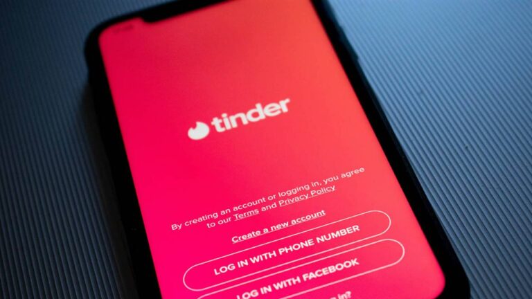 Tinder permitirá revisar antecedentes penales de violencia de género de sus match