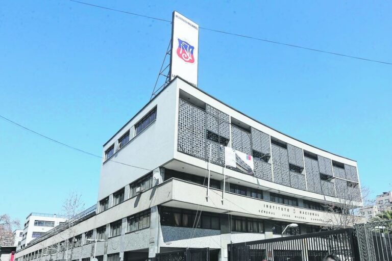 Instituto Nacional comenzará a recibir alumnas desde este mes por primera vez en 207 años