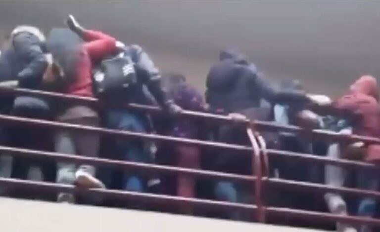 7 estudiantes murieron al caer desde un cuarto piso en universidad de Bolivia