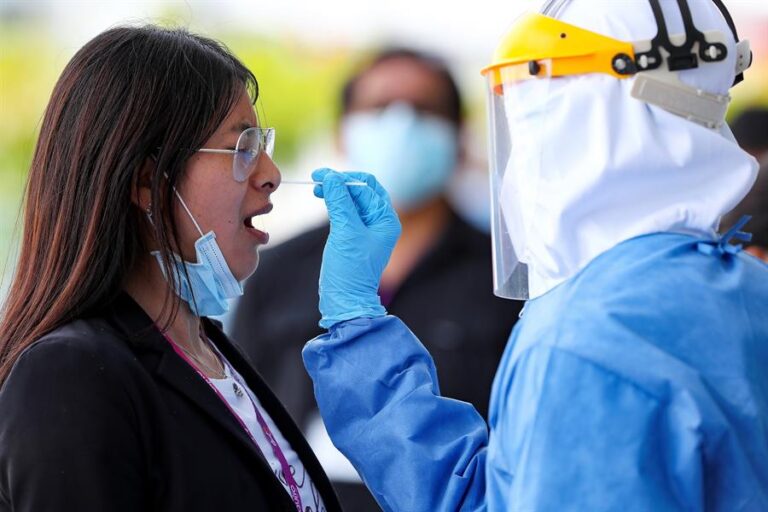 Francia estudia una nueva variante del COVID-19 que no fue detectada en test PCR