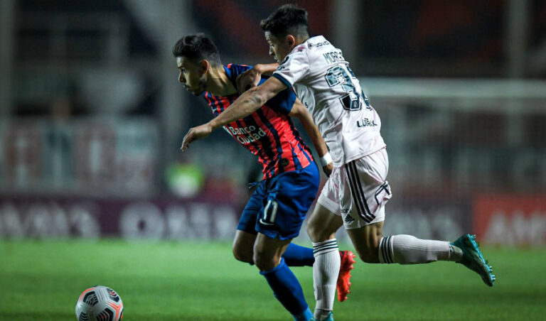 Una U mermada por COVID-19 cayó ante San Lorenzo y se despidió de la Libertadores