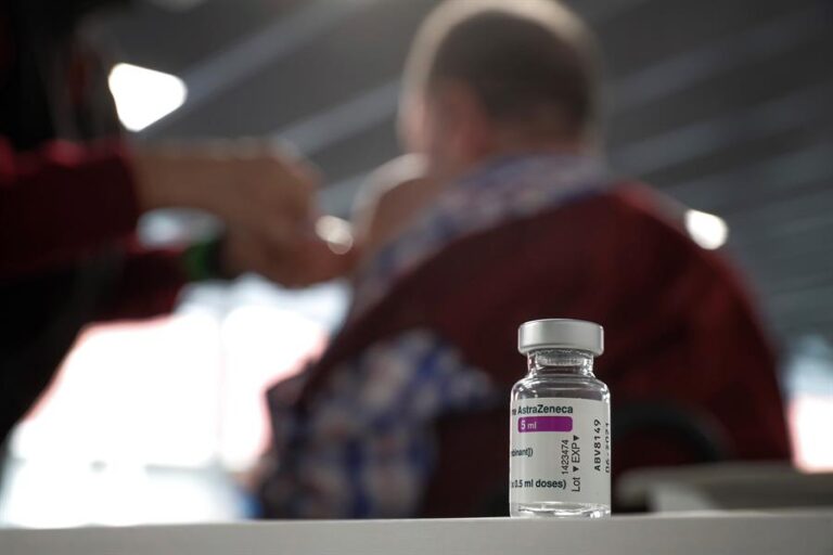 Francia aplicará segunda dosis de Pfizer o Moderna a quienes recibieron vacuna de AstraZeneca