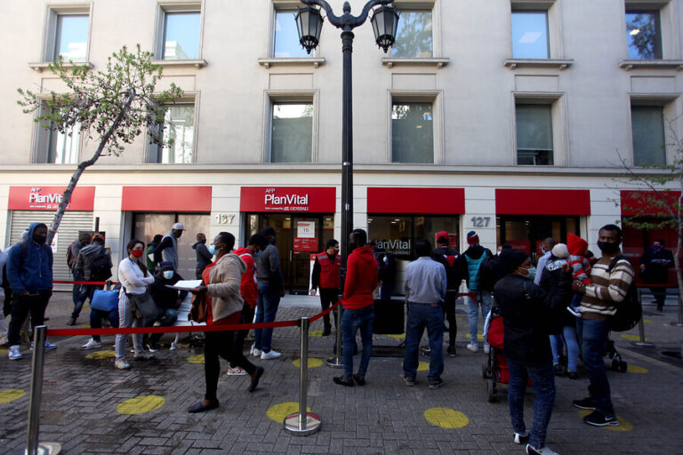 Columna de Karol Cariola y Manuel Riesco: Ahorro Forzoso, el abuso de las AFPs