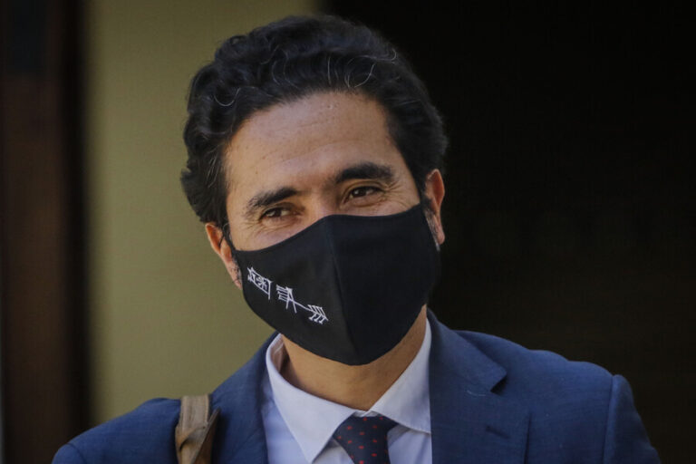 Critican a Briones tras proponer un concurso internacional para traer a 