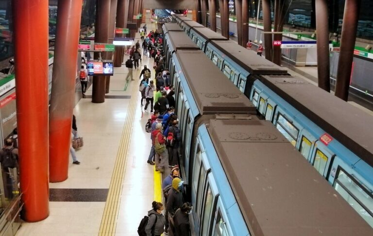 Este es el nuevo horario del Metro de Santiago ahora que el toque de queda es a las 21 horas