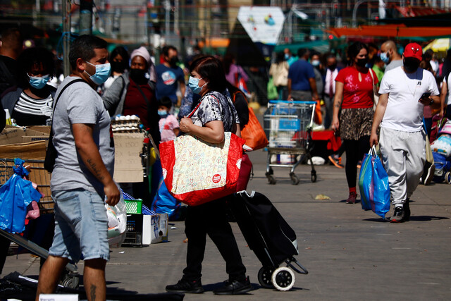 Ipsos: 3 de cada 5 chilenos creen que el principal motivo del alza de contagios es la irresponsabilidad de las personas