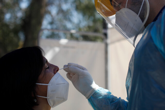 ICOVID: Contagios se estabilizan en niveles críticos y ocupación UCI nacional supera el 96%