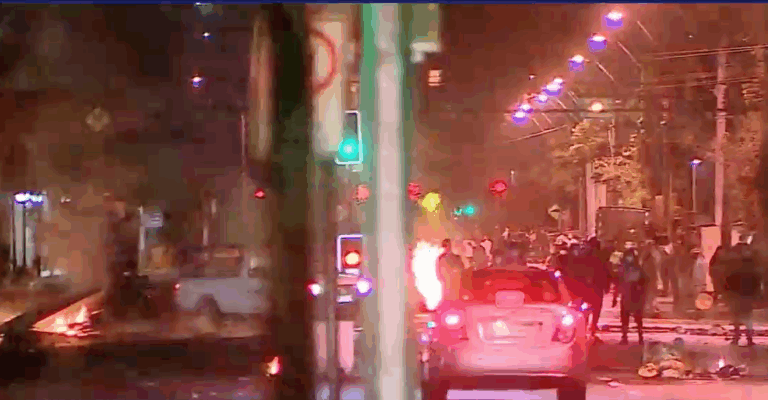 Comisarías de Peñalolén y Ñuñoa recibieron ataques: 6 personas fueron detenidas