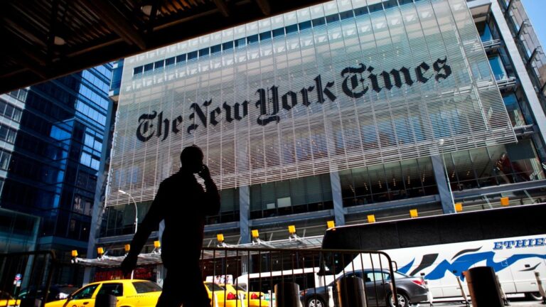 NYT responde a ministro Paris por publicación sobre crisis sanitaria en Chile: “Trabajamos para reportar la verdad”