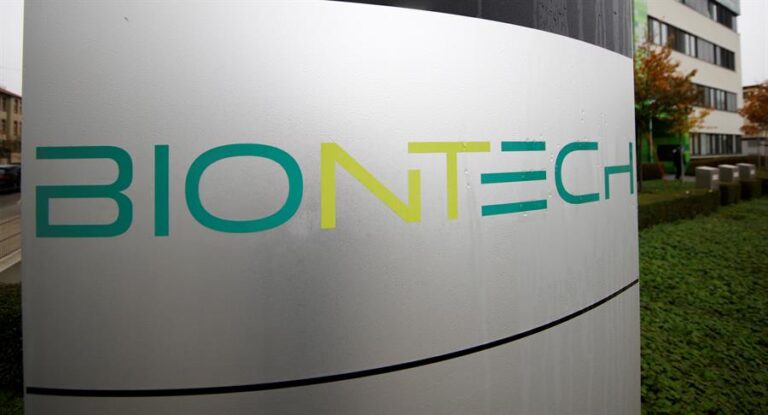 Fundadores de BioNTech esperan que la pandemia dure hasta mediados de 2022