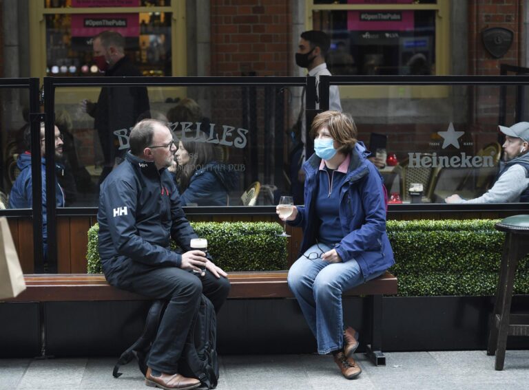 OMS recalcó que no se debiera abandonar uso de mascarillas tras vacunación