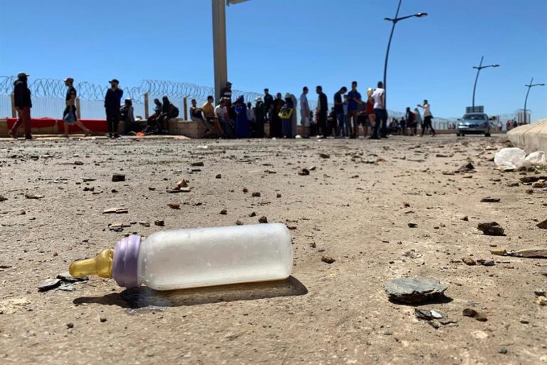 Marruecos interrumpe éxodo masivo de migrantes a Ceuta y cierra los accesos fronterizos