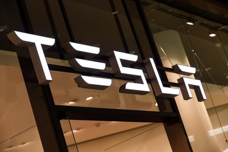 Tesla prepara una división de acciones de tres por cada una