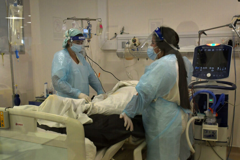 Este viernes se registró la segunda cifra más alta de contagios: Estos han sido los peaks