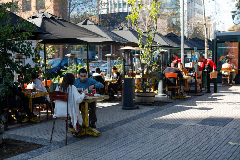 14 comunas pasan a Transición: Estos son todos los cambios anunciados en el Paso a Paso