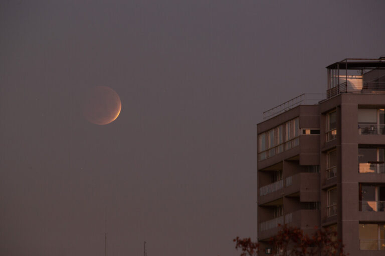 Las postales que dejó la Luna de Sangre en el cielo de Chile