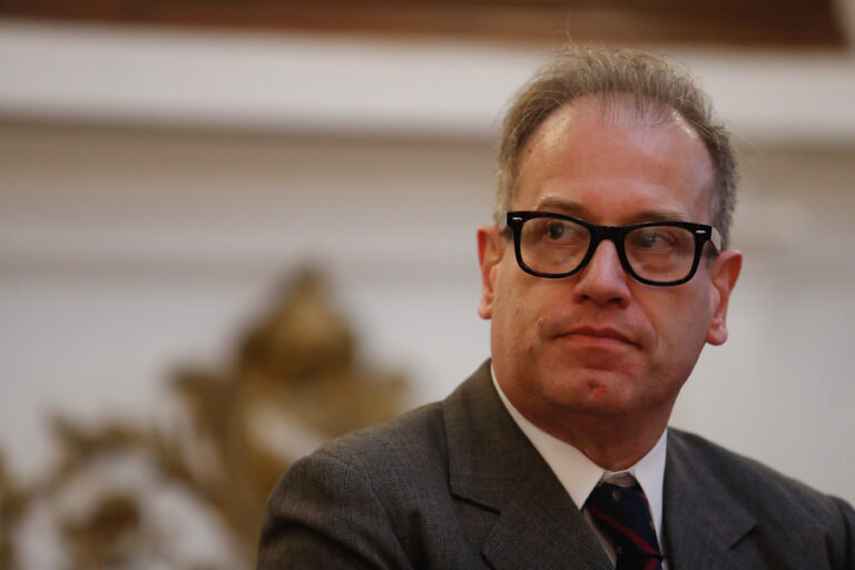 Tomás Jocelyn-Holt busca reunir firmas para oficializar su candidatura presidencial como independiente