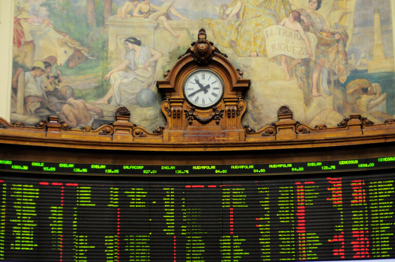 IPSA cayó 9,6% y el dólar aumentó: Los efectos en la bolsa tras el resultado de las elecciones