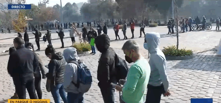 Largas filas en Parque O'Higgins para vacunarse: Funcionarios pidieron acudir a otros puntos