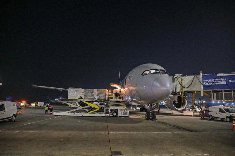 Más de 470 mil vacunas de Pfizer y AstraZeneca llegaron este jueves