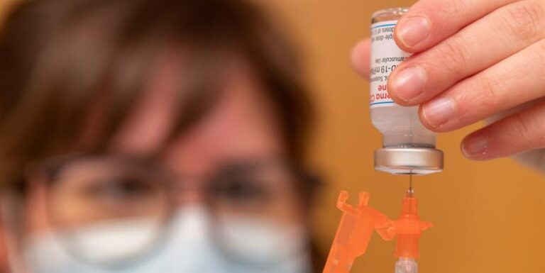 ¿Qué implica el apoyo de Biden a la suspensión de patentes de vacunas contra el COVID-19?