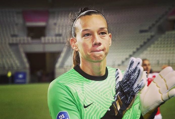 Rival histórico del PSG puso los ojos en Tiane Endler y podría cambiar de equipo