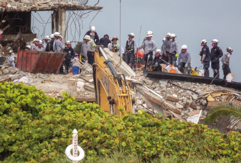Encuentran cuatro cuerpos más entre escombros de edificio derrumbado en Florida