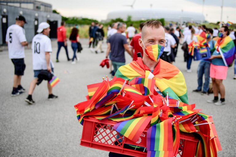 Tras negativa de la UEFA: Hinchas llenaron el Allianz Arena con los colores del arcoíris