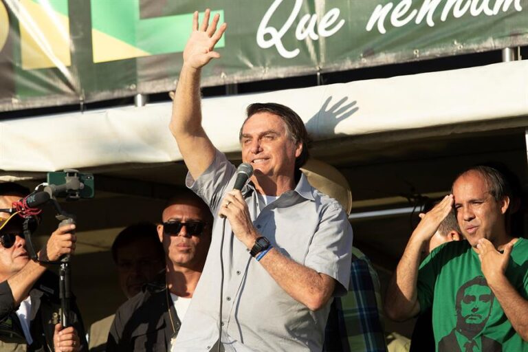 Bolsonaro contra indicaciones sanitarias: Quiere que vacunados dejen de usar la mascarilla