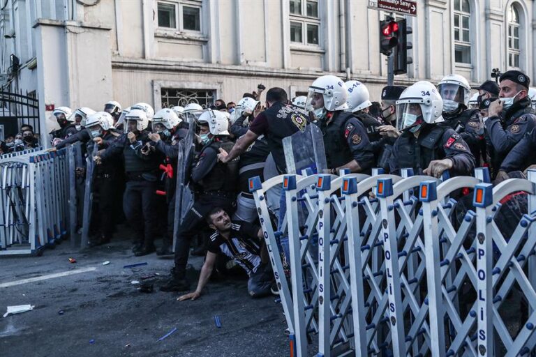 20 mujeres fueron detenidas en Turquía por protestar contra el mediático juicio contra 33 feministas