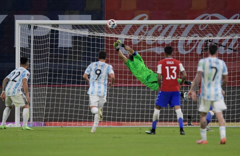 Así quedó la tabla de las clasificatorias tras el empate de Chile con Argentina