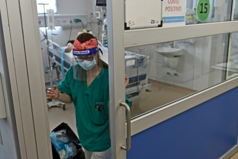 Minsal reportó caída del 26% en casos de COVID-19 en últimos 7 días en todo el país