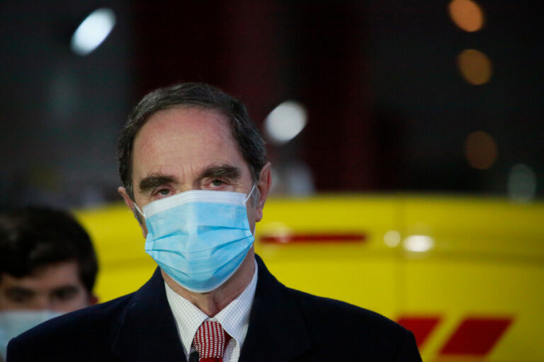 Ministro de Justicia recibió 2.600 dosis de vacuna Pfizer para inocular en residencias del Sename