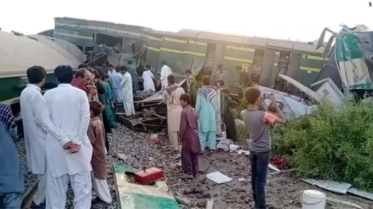 Choque de trenes en el sur de Pakistán deja más de 45 personas muertas