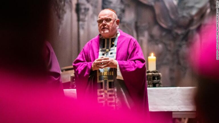 Jefe de la Iglesia Católica de Alemania ofrece su renuncia por 