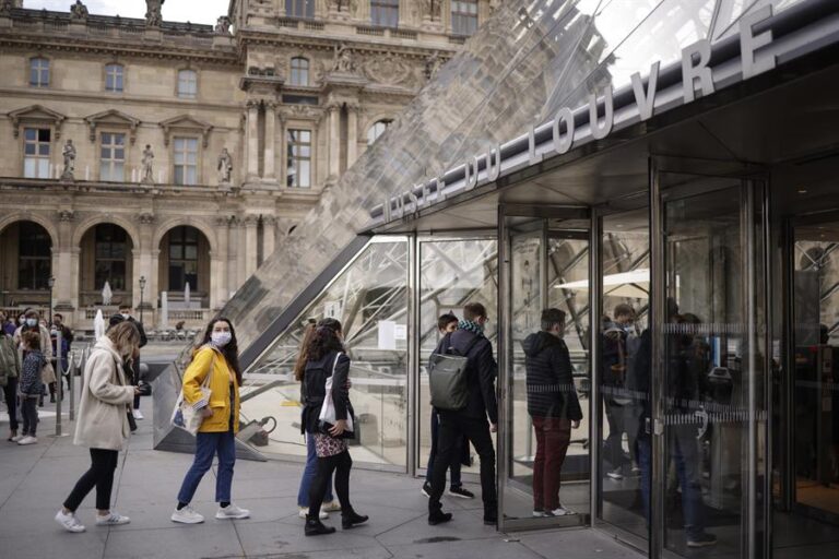 Francia quita la mascarilla en la calle y adelanta el fin del toque de queda