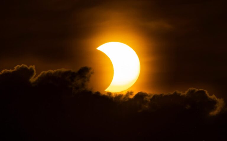 En fotos: El eclipse solar que se pudo disfrutar desde parte del hemisferio norte este jueves