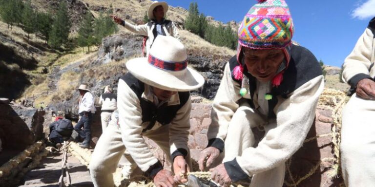 Peruanos reconstruyen antiguo puente Inca de 500 años tejiendo uno nuevo